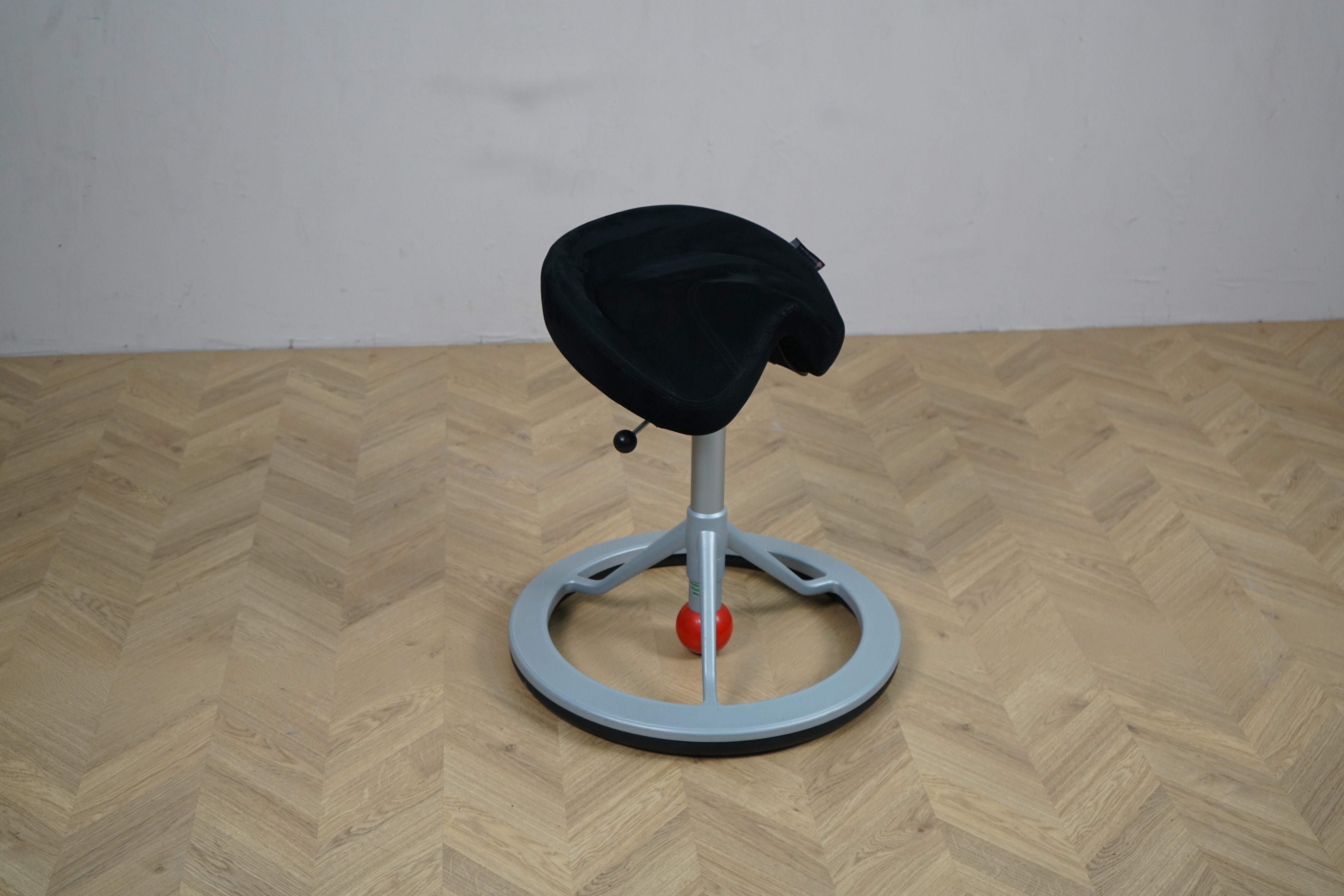 Back App Smart 2.0 ergonomisk sadelstol uden hjul i sort Alcantara og mørkgråt stel set fra skrå vinkel.